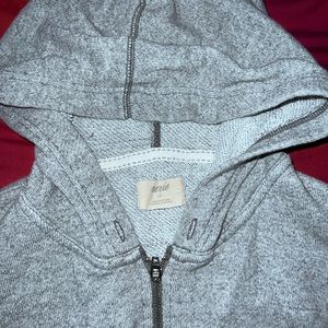 Light gray zip up hoodie cropped